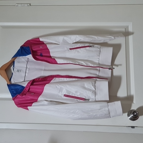 Nike windproof jacket in size small, fits AUD 8. - Picture 2 of 3